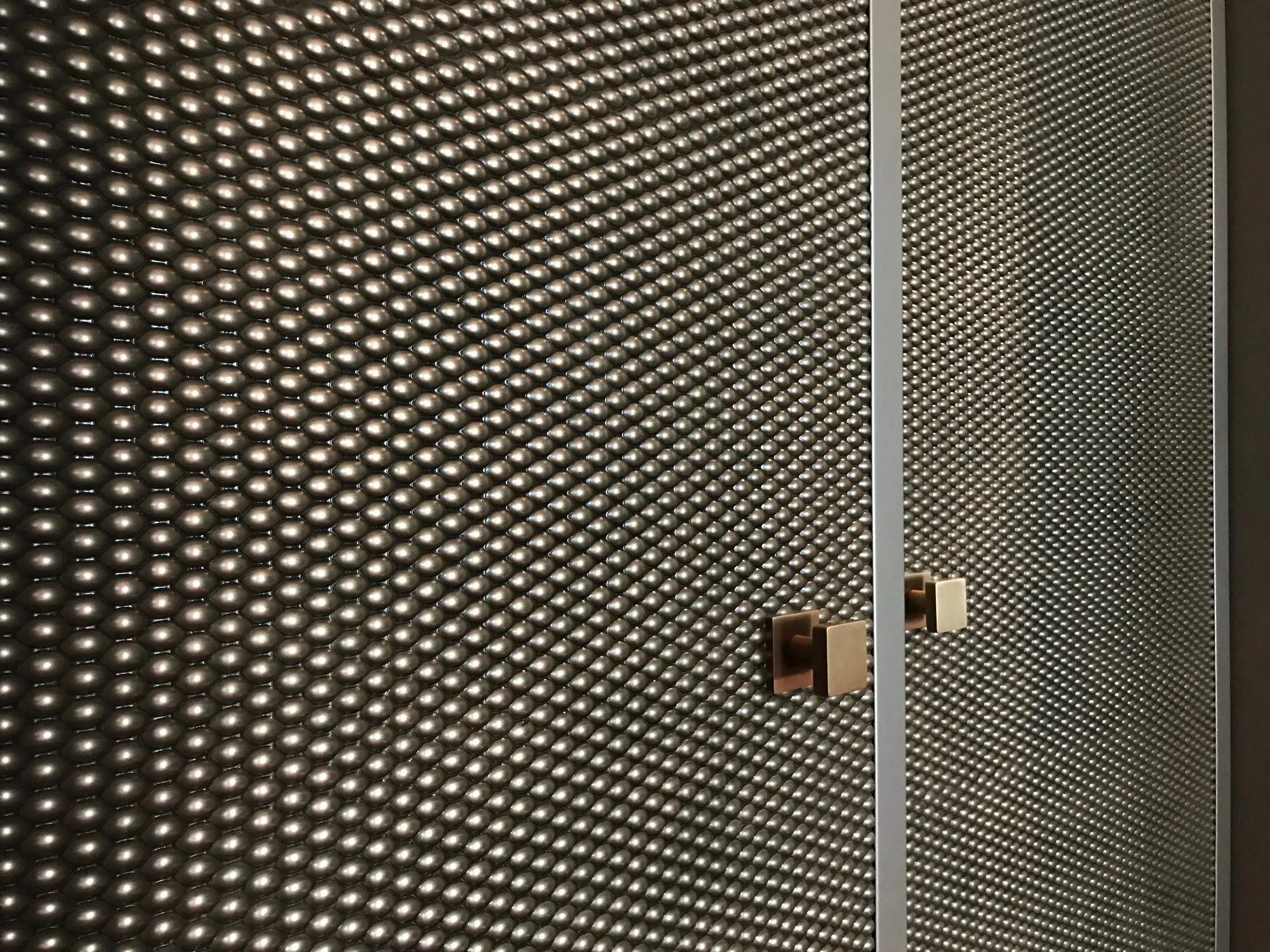 Detail einer Türfront mit gleichmäßiger 7-Star-Beads-Oberfläche in dunklem Anthrazit