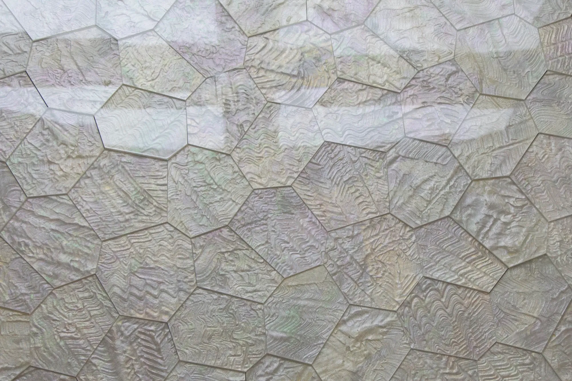 Detail einer Polygon-Glasfläche in zartem Silberweiß
