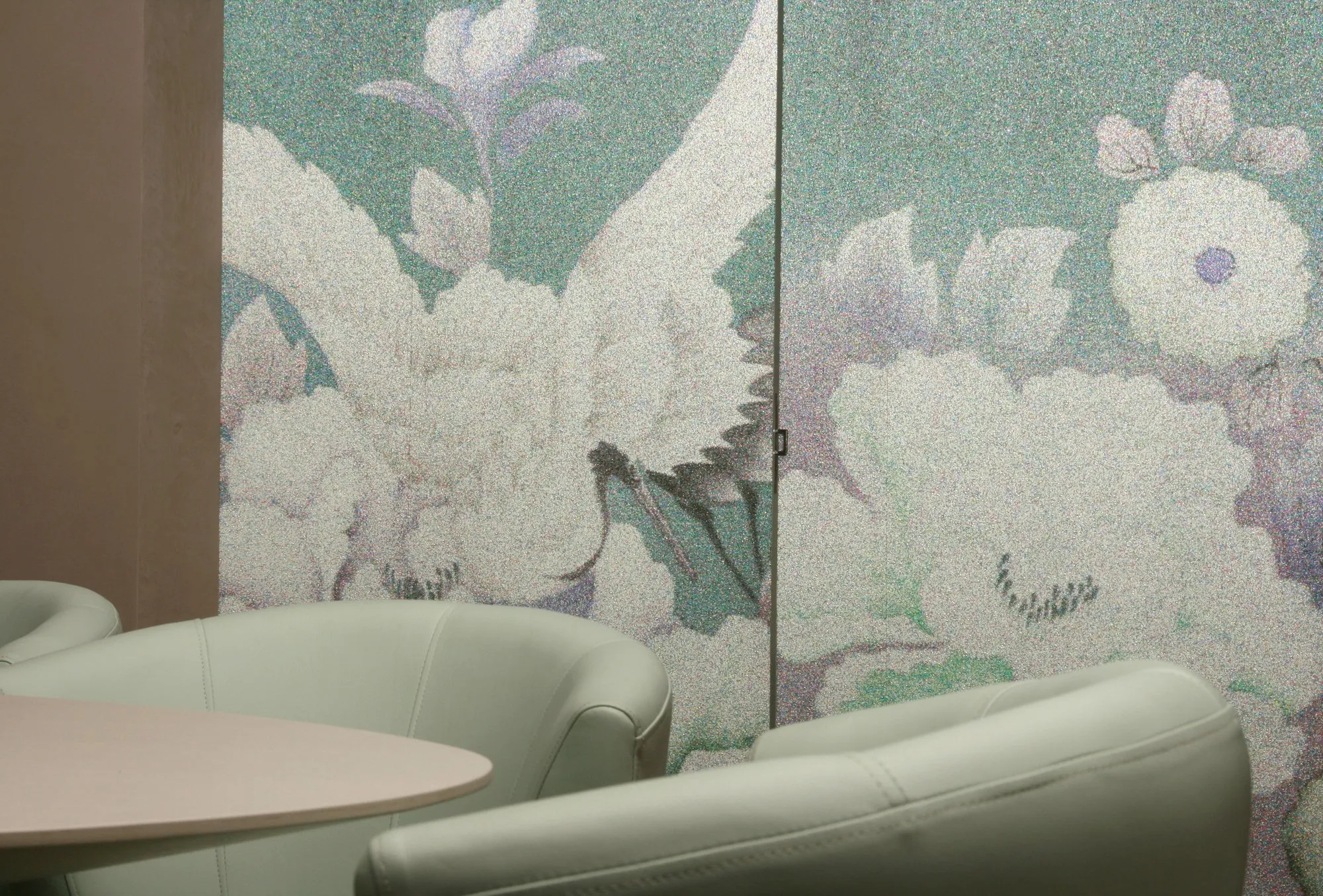 Wandbespannung mit florealem Motiv aus winzigen weißen und grünen Glasperlen