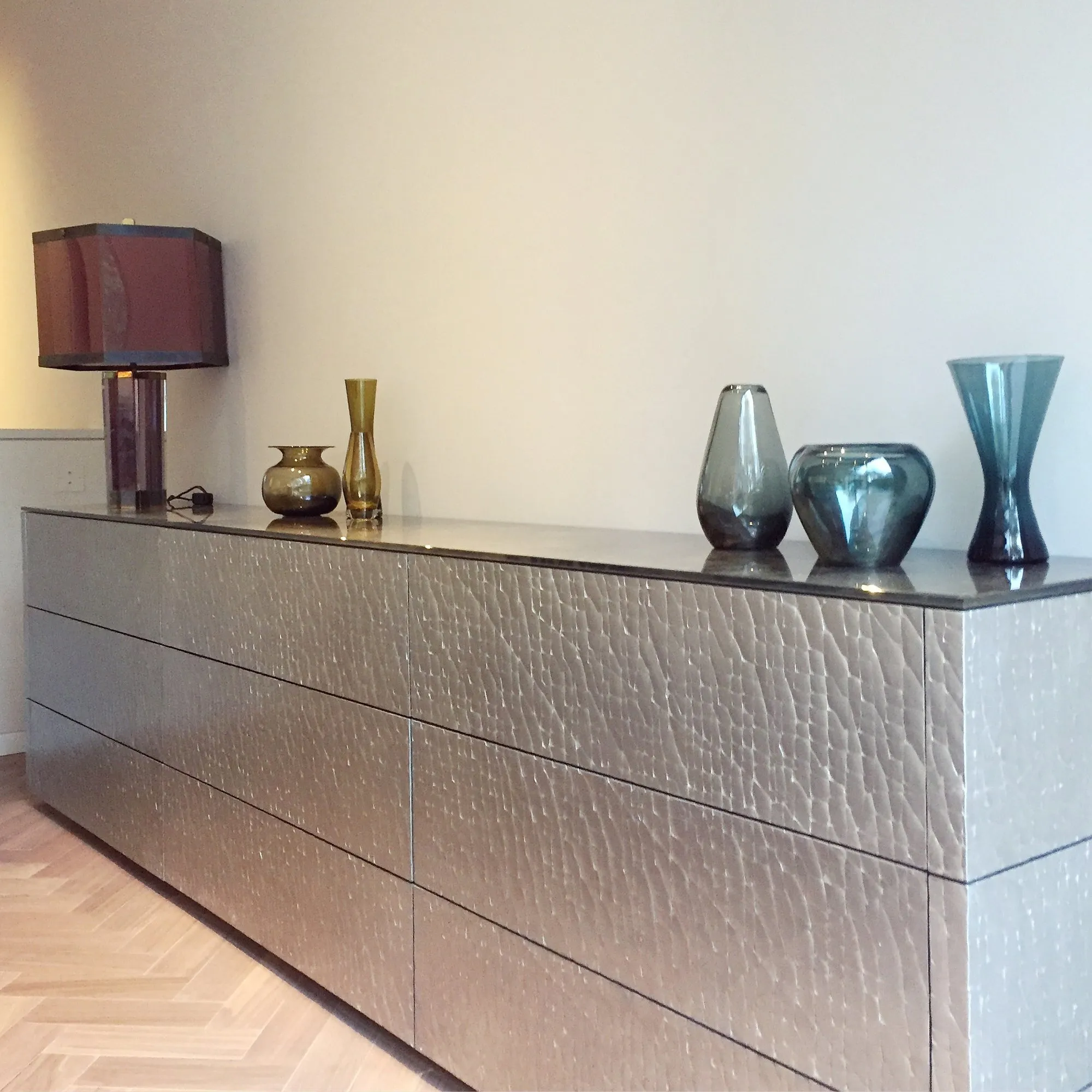 Sideboard mit Eggshell-Oberfläche in Silbergrau, dekoriert mit farbigen Glasvasen