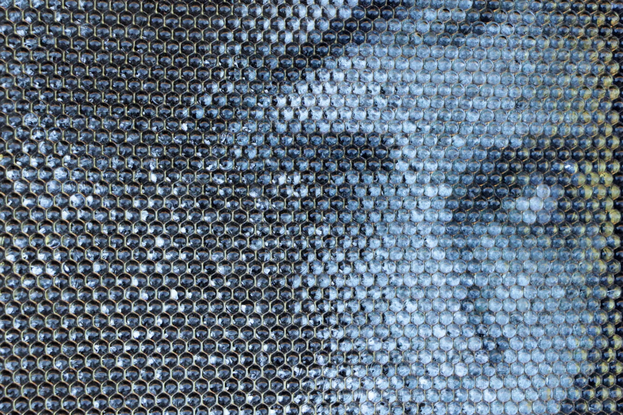 Chameleon-Beads-Paneel in Stahlblau- und Anthrazittönen mit feiner Lichtreflexion