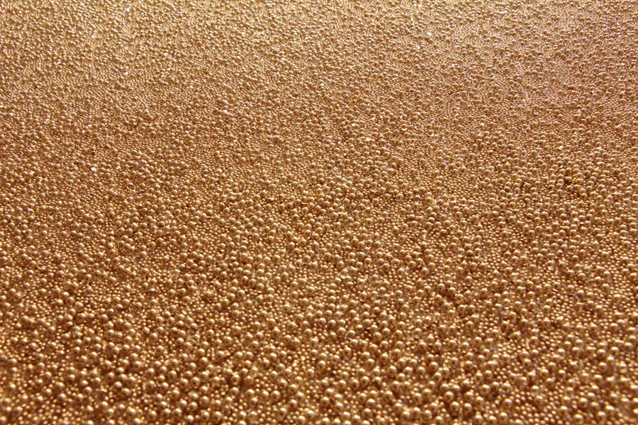 Tapete mit goldenen Glaskugeln in opulentem Pattern