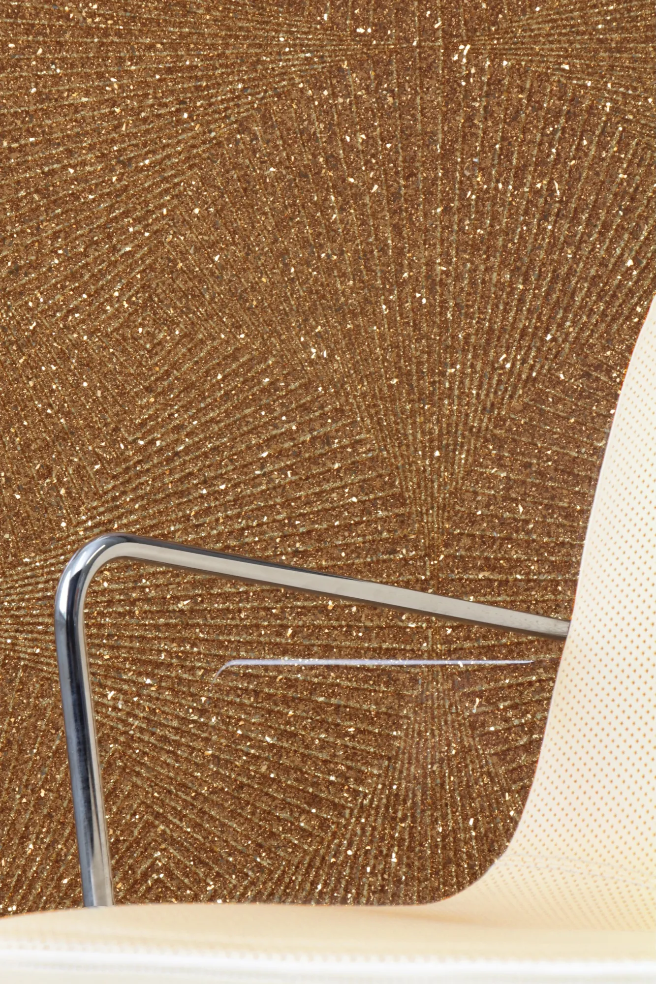 Detail einer goldenen Glas-Deluxe-Fläche mit feinen Lichtreflexen