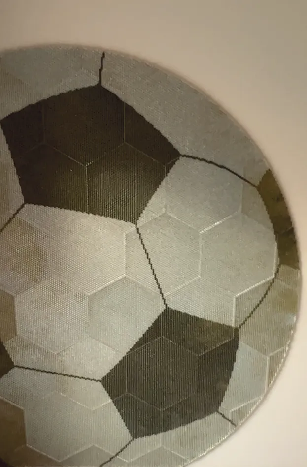 Rundes Chameleon-Beads-Wandbild aus hexagonalen Plättchen in Salbei- und Grüntönen
