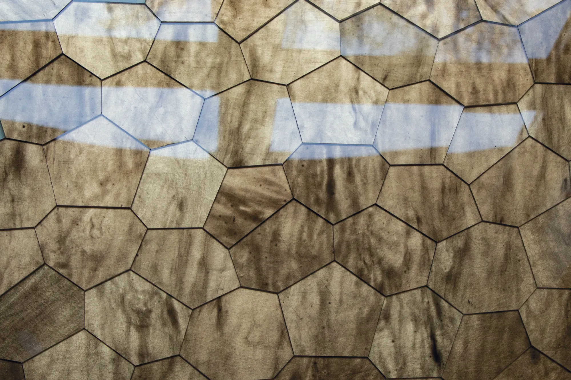 Detail einer Polygon-Glasfläche in Moos- und Petrolgrün