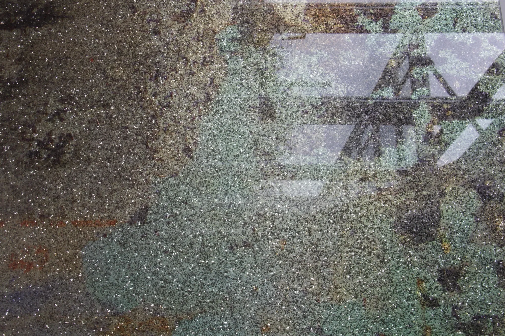 Abstrakte Detailaufnahme einer Glas-Deluxe-Fläche in Grün, Silber und Goldgrün